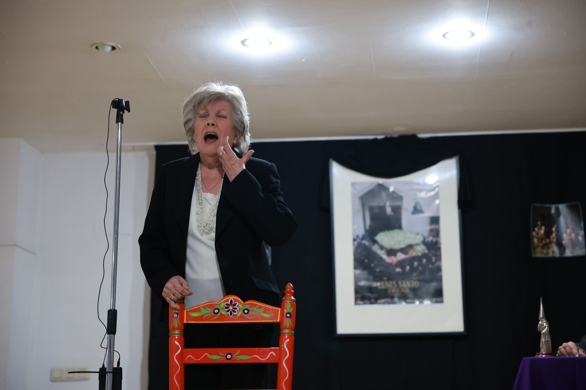 Inés Valero, la mujer más mayor sobre las tablas del Centro de Día de Las Angustias en la IV Exaltación de la Saeta.