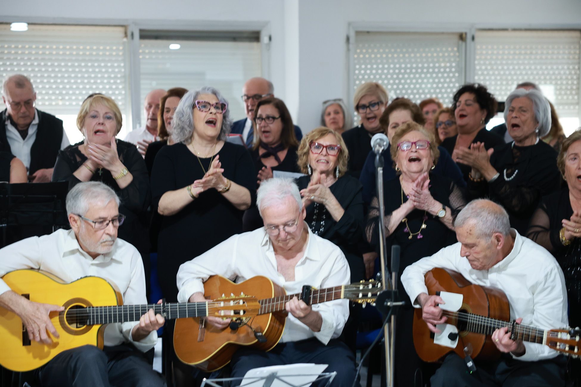 Coro Solera de las Angustias, cantando una sevillana cofrade en la IV Exaltación de la Saeta.