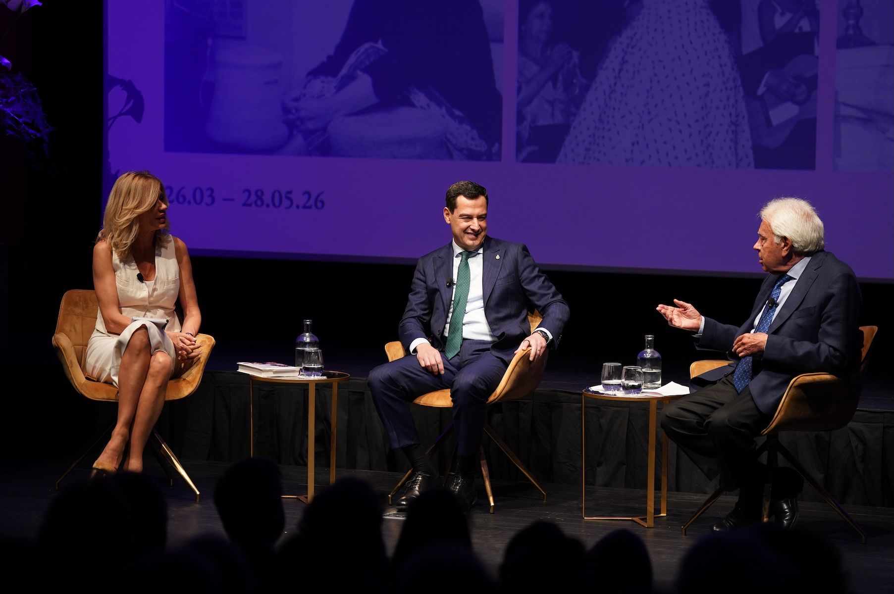 El presidente andaluz, Juanma Moreno, con Felipe González, en un coloquio moderado por Susana Griso. El presidente andaluz, Juanma Moreno, con Felipe González, en un coloquio moderado por Susana Griso.