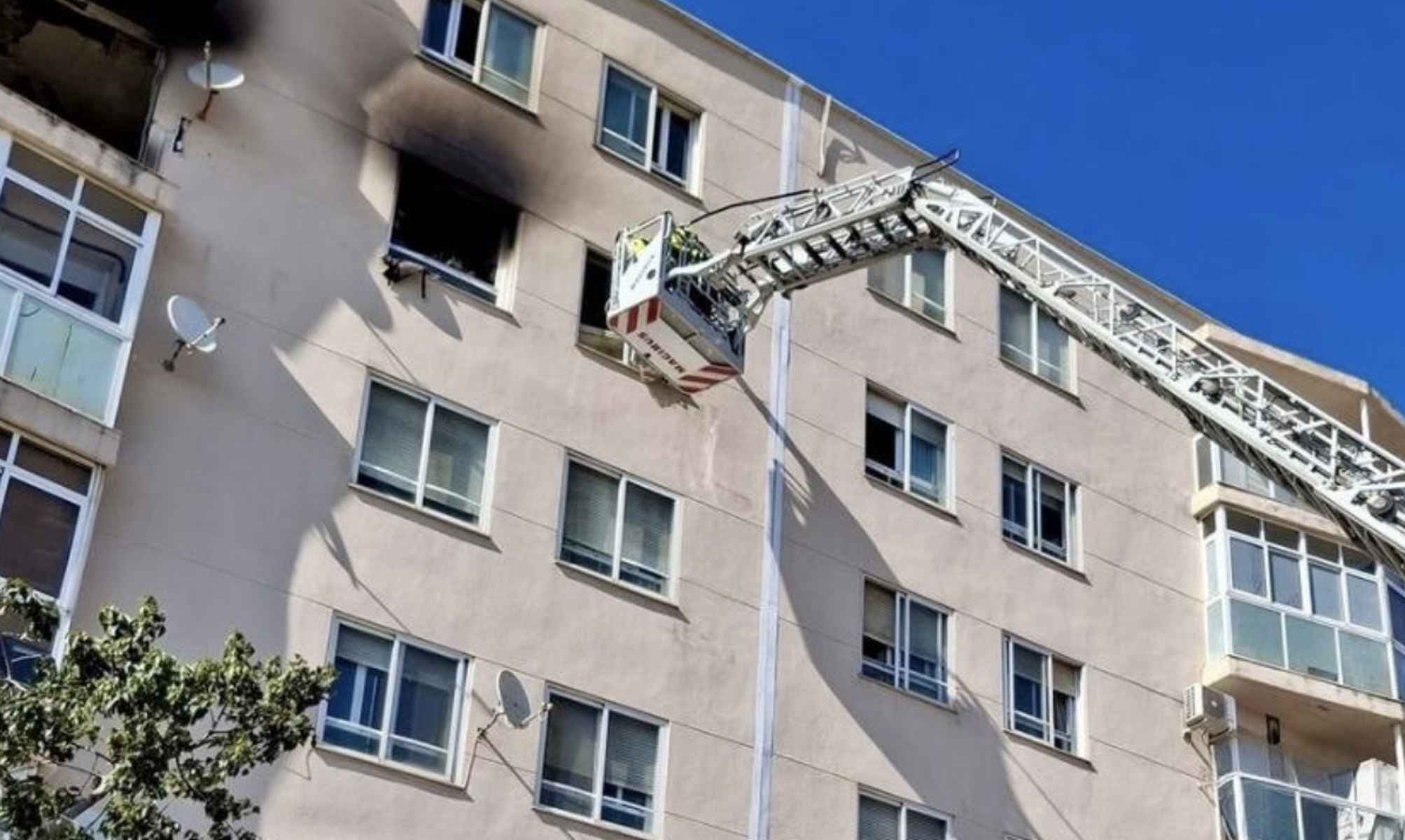 Bomberos, intentando acceder a la vivienda afectada. Bomberos, intentando acceder a la vivienda afectada.
