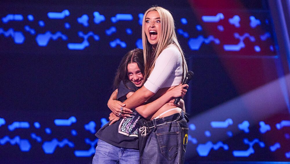 Lola Índigo con una concursante de 'La Voz Kids', en una imagen del programa de Antena 3. Lola Índigo con una concursante de 'La Voz Kids', en una imagen del programa de Antena 3.