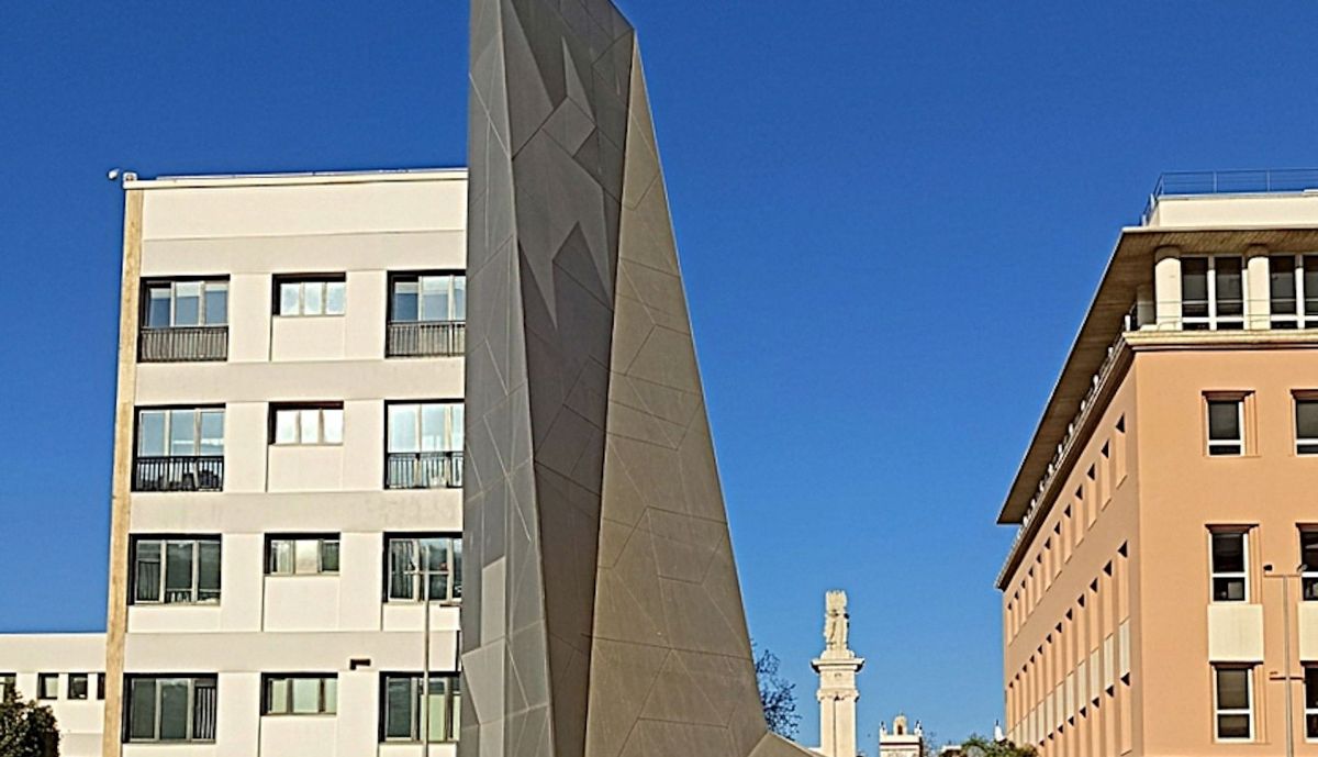 Antorchas de la Libertad, al fondo monumento del Centenario de 1812.