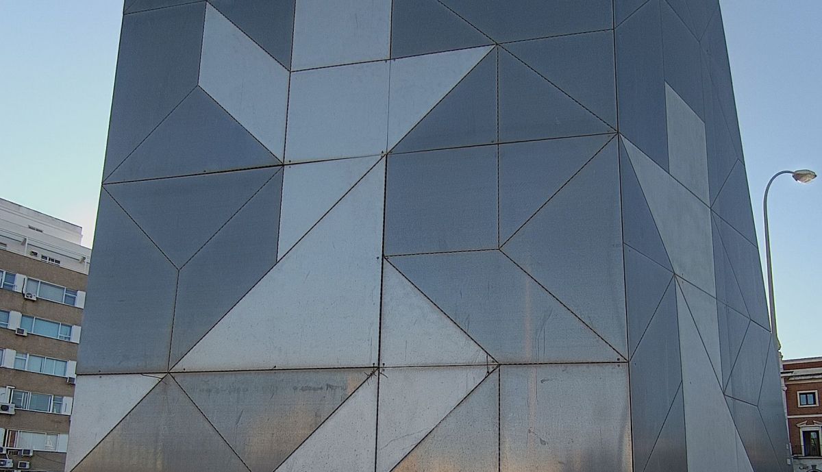 Antorchas de la Libertad, detalle figuras geométricas