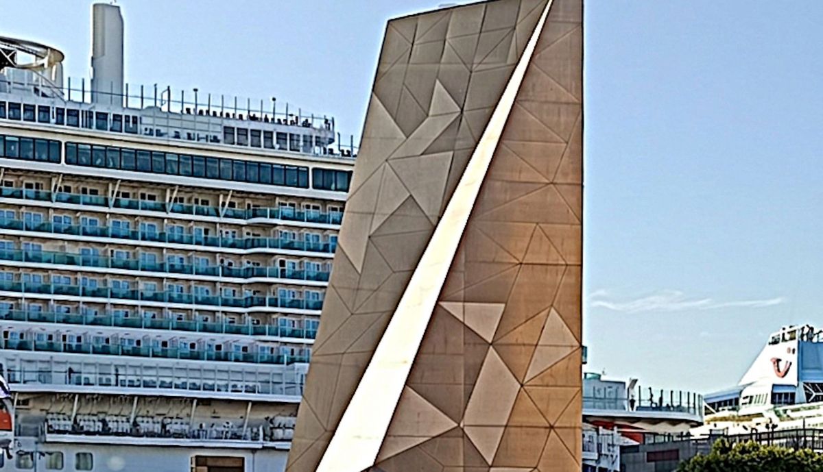 Antorchas de la Libertad, plaza de la Hispanidad, ante el muelle.