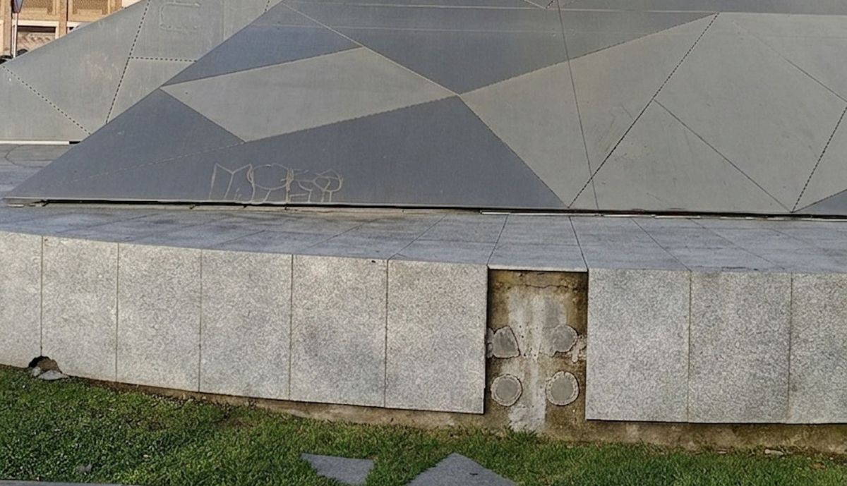 Antorchas de la Libertad, plaza de Sevilla, detalle de desperfectos.