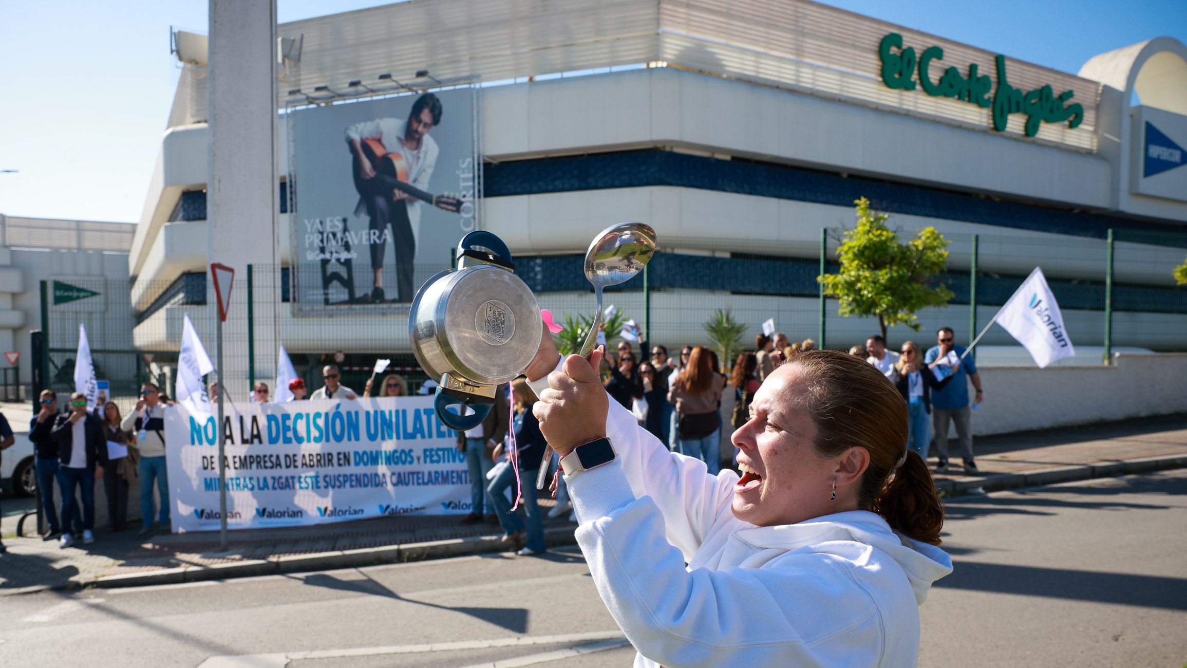 Concentración de trabajadores frente a El Corte Inglés de Jerez.