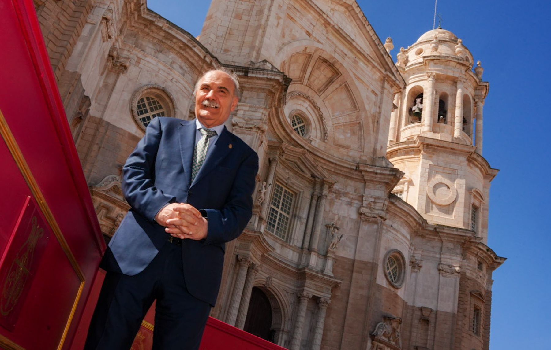 Presidente del consejo de hermandades y cofradías de Cádiz Juan Carlos Jurado ante la fachada de la Catedral Presidente del consejo de hermandades y cofradías de Cádiz Juan Carlos Jurado ante la fachada de la Catedral