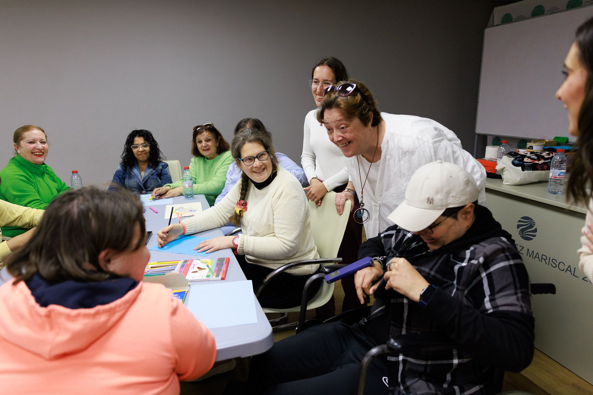 Voluntarias y usuarios del programa que atiende a personas con discapacidad, en la Fundación López Mariscal, en el centro de Ubrique.