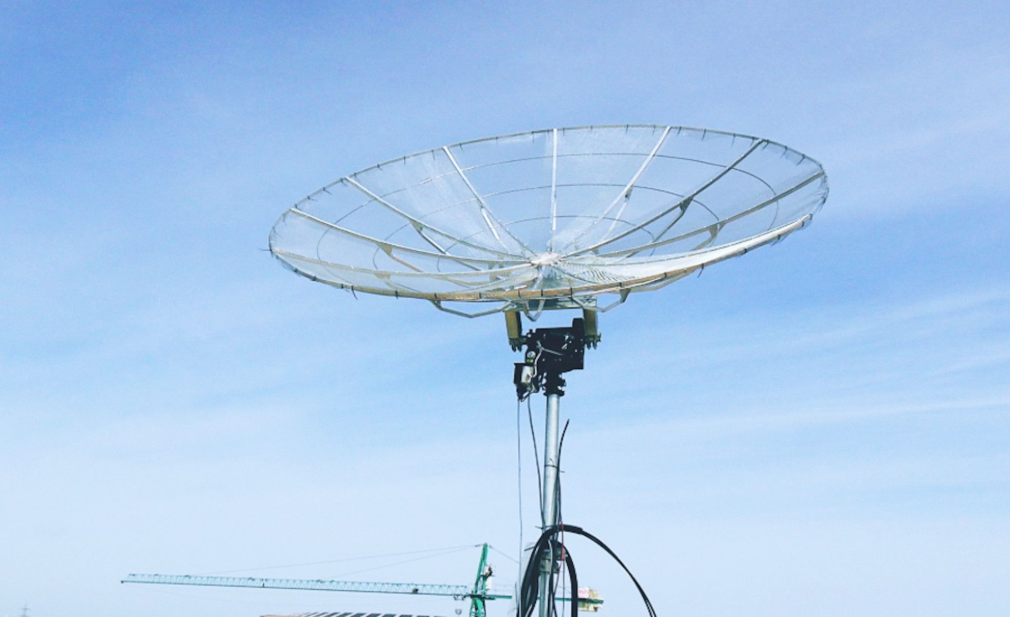 Antena instalada en la Escuela Técnica Superior de Ingeniería (ETSi) de la Universidad de Sevilla.
