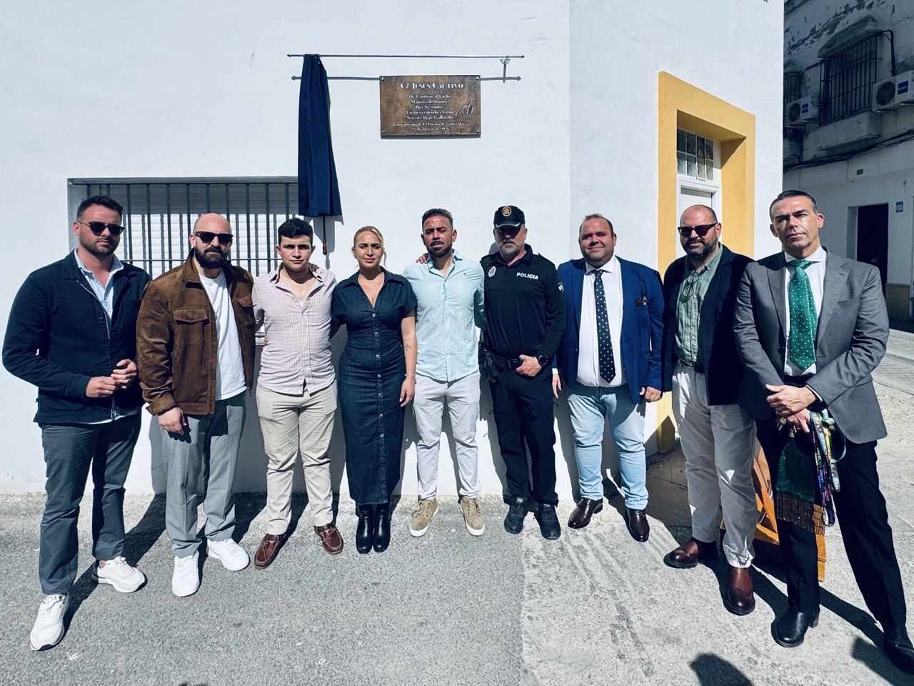 Placa conmemorativa para Sergio Alejo, policía local y capataz, en la calle Jesús Cautivo en El Puerto.