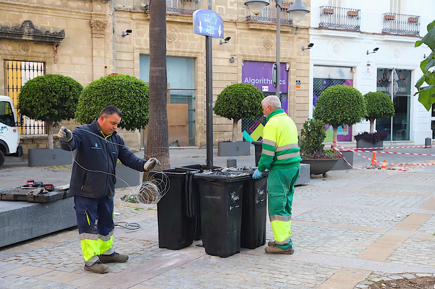 La limpieza en el Viernes de Dolores en Jerez, con nuevas 'islas' de papeleras.