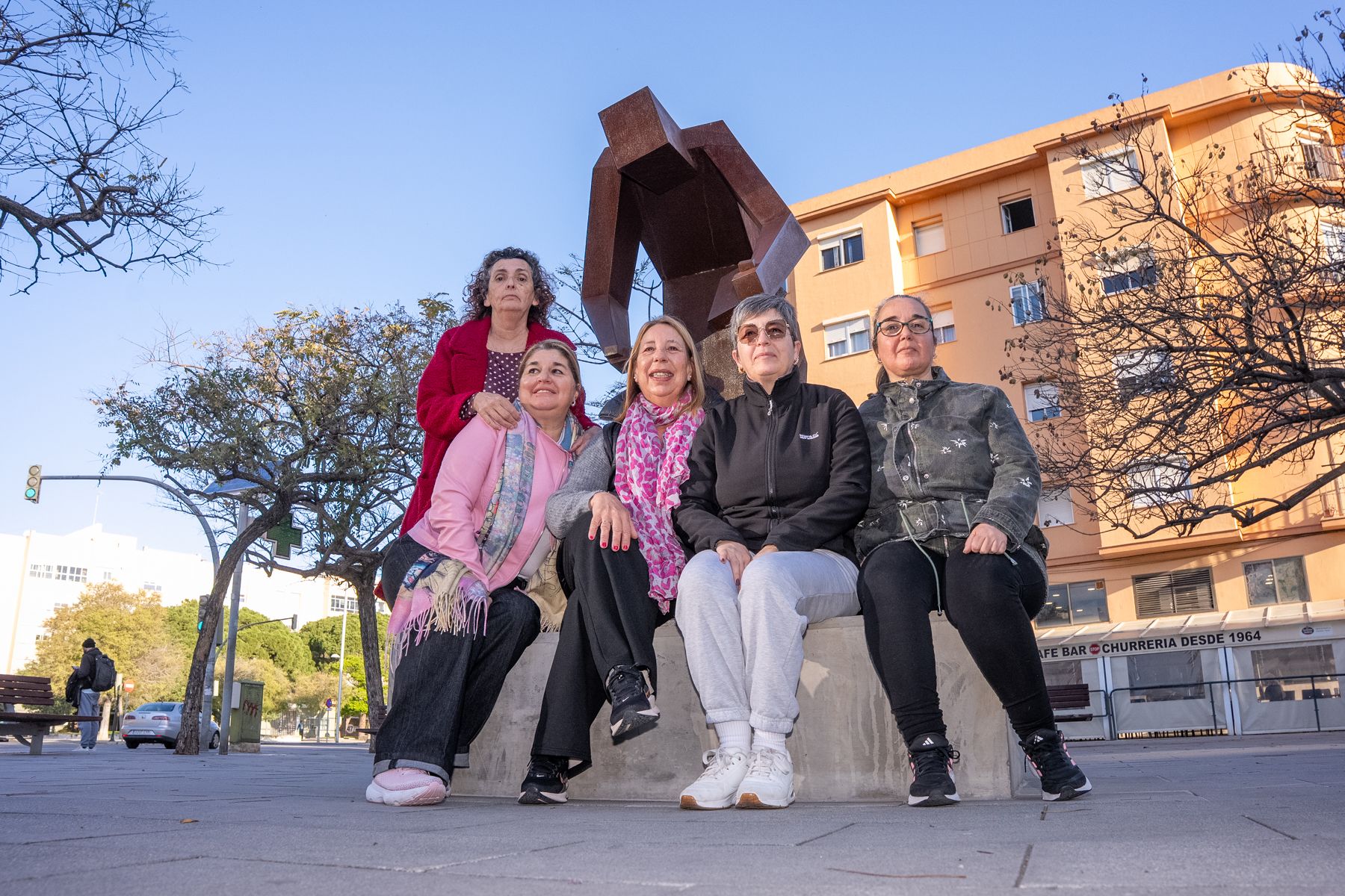 Trabajadoras de ayuda a domicilio de Cádiz, en el monumento en homenaje a los abuelos.