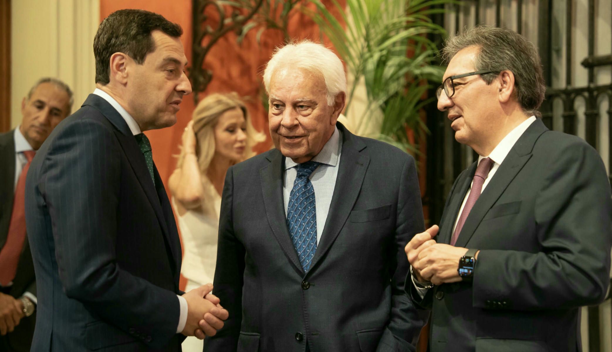 Juanma Moreno y Felipe González, en las conferencias de la Fundación Cajasol. Juanma Moreno y Felipe González, en las conferencias de la Fundación Cajasol.