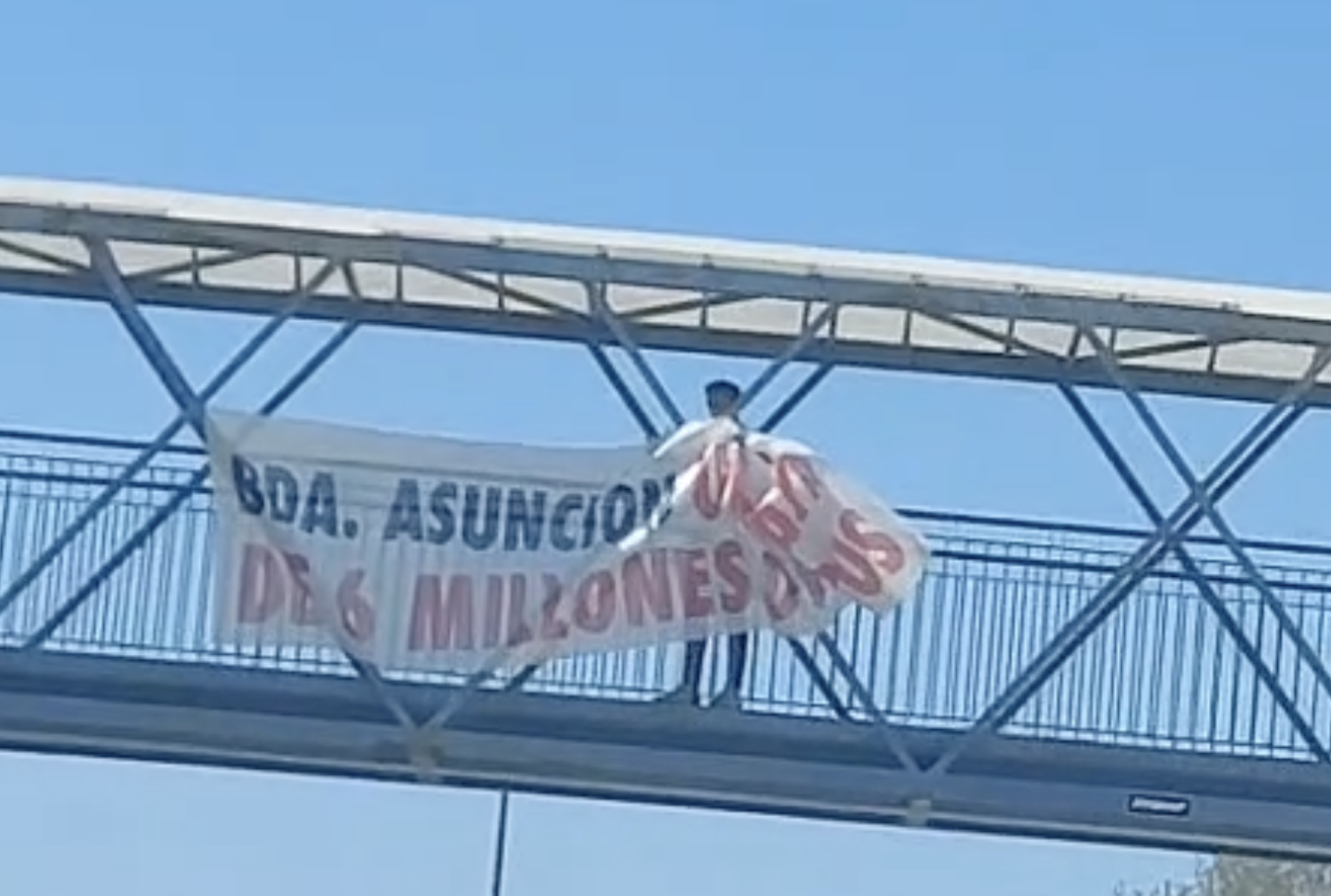 Retiran la pancarta colocada por los vecinos de La Asunción en la pasarela del Hospital de Jerez.
