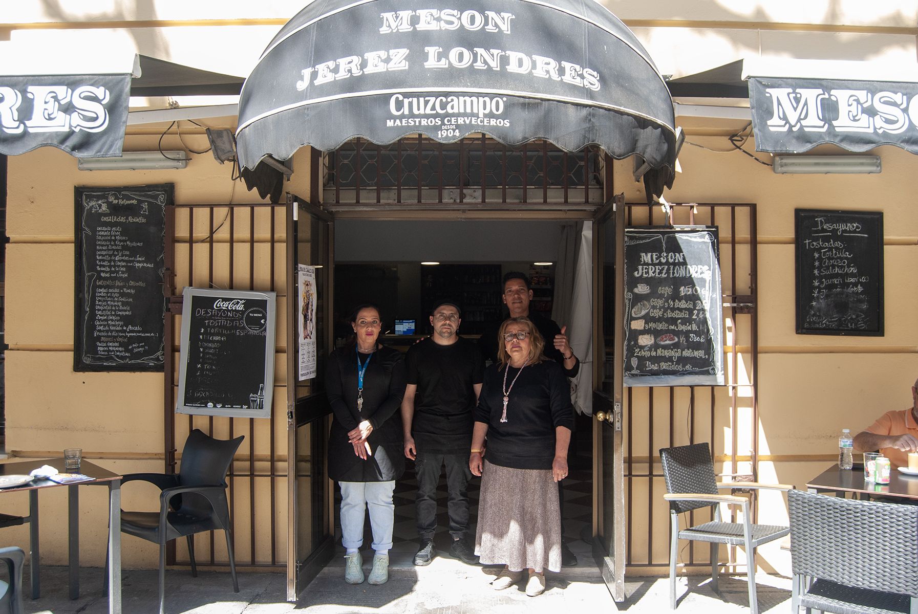 Rocío, junto a su madre, su hermano y un trabajador muy vinculado a Julio Becerra, en el bar Jerez-Londres, propiedad del fallecido hostelero.