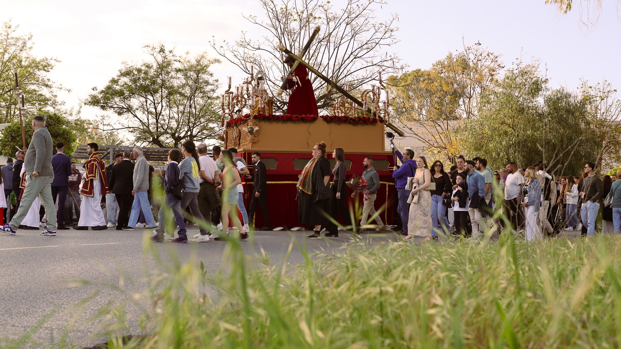 La procesión de la Asociación Juvenil Nuestro Padre Jesús del Consuelo por la zona de San Enrique.