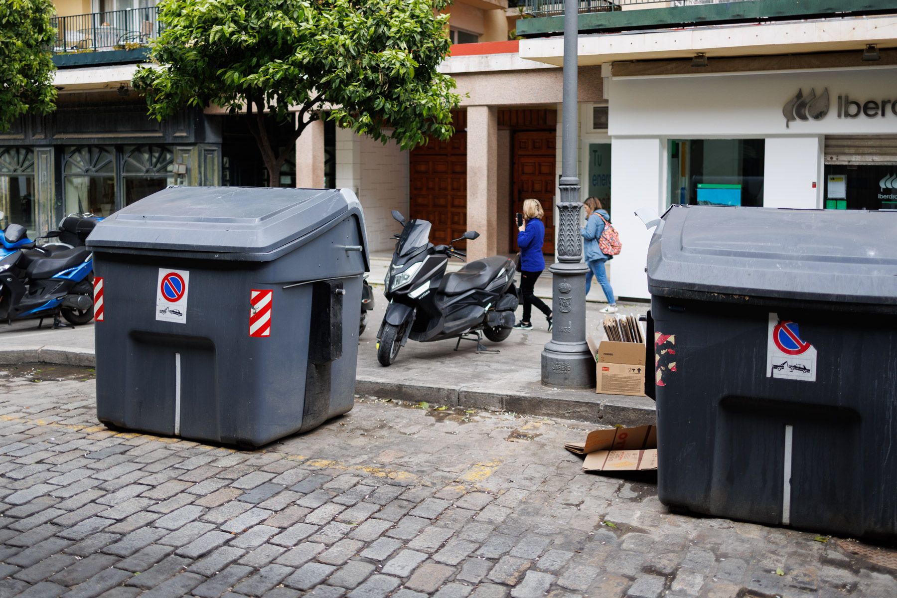 Contenedores 'omnibus' en plaza Monti tras la retirada de los contenedores específicos.