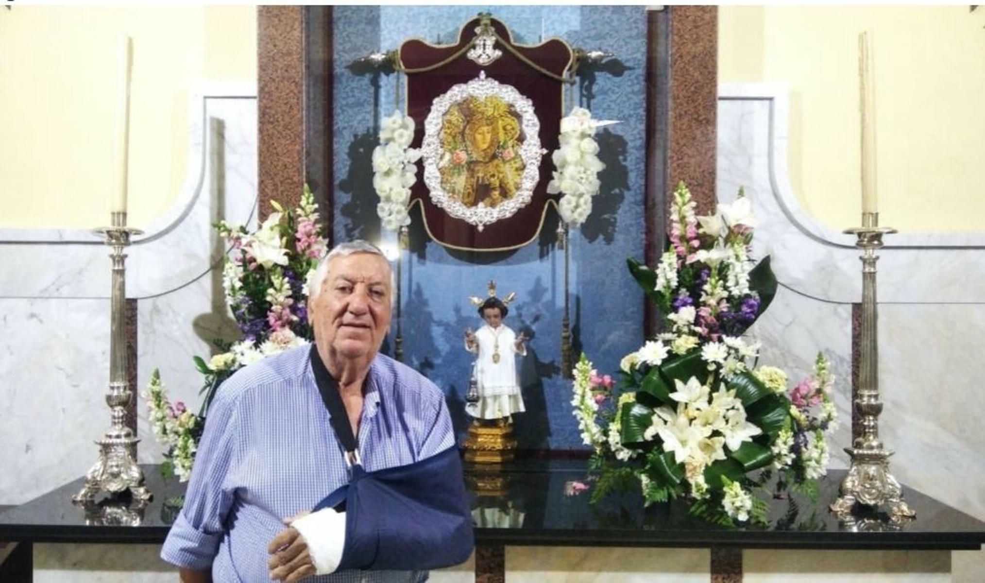 Jesús el de la Calva, en una foto de archivo junto al Simpecado rociero del Sagrado Corazón de Jesús, en Los Palacios y Villafranca, su pueblo.