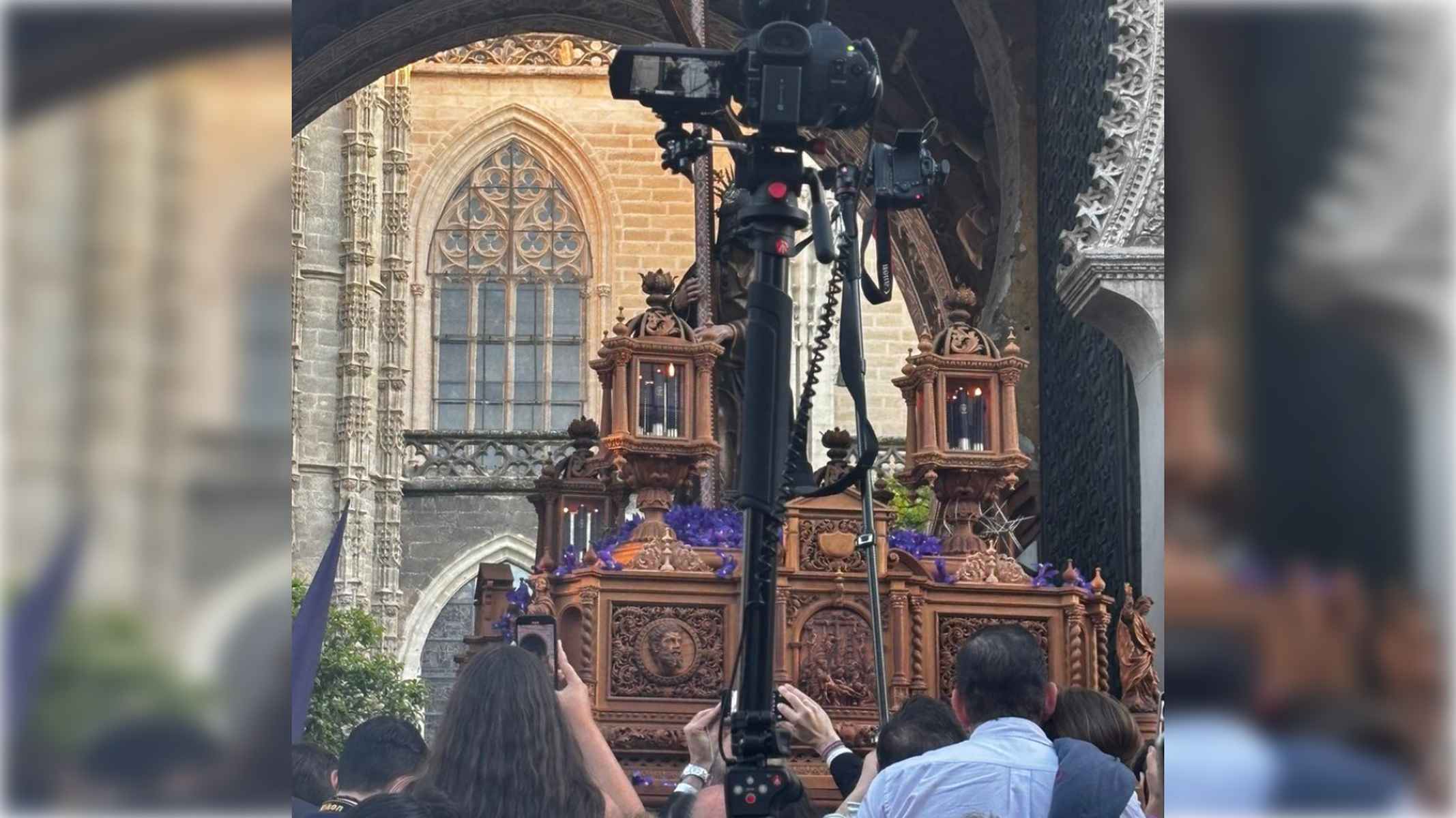 Un trípode obstaculiza la visión en la procesión del Cristo de la Corona en Sevilla. FOTO: VÍCTOR D. REGALADO Un trípode obstaculiza la visión en la procesión del Cristo de la Corona en Sevilla. FOTO: VÍCTOR D. REGALADO