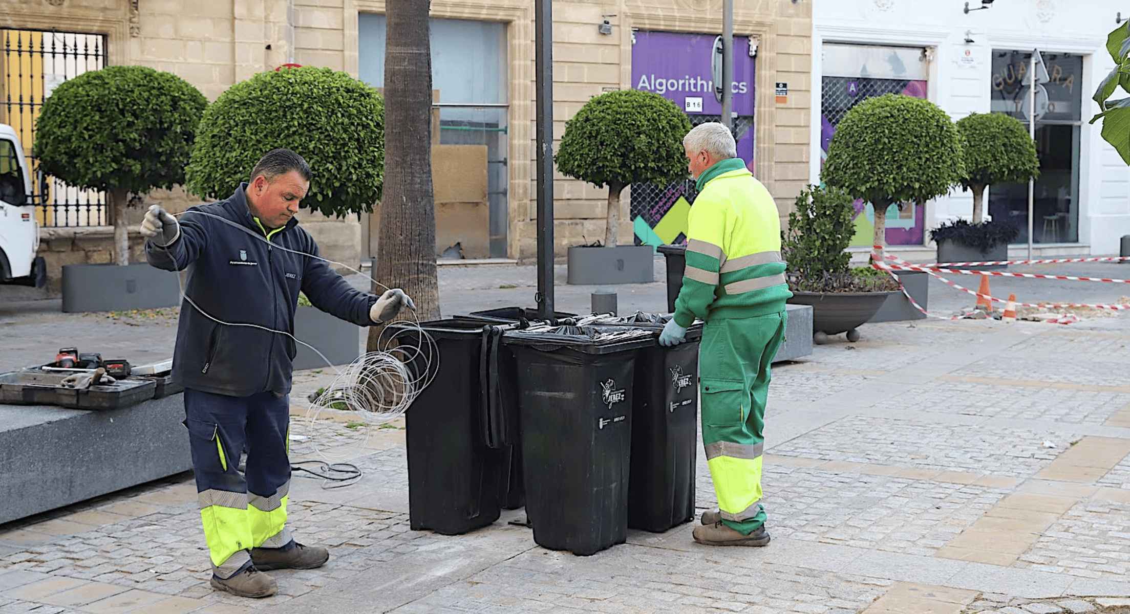 El dispositivo de limpieza de Semana Santa del Ayuntamiento de Jerez ha comenzado este Viernes de Dolores. El dispositivo de limpieza de Semana Santa del Ayuntamiento de Jerez ha comenzado este Viernes de Dolores.