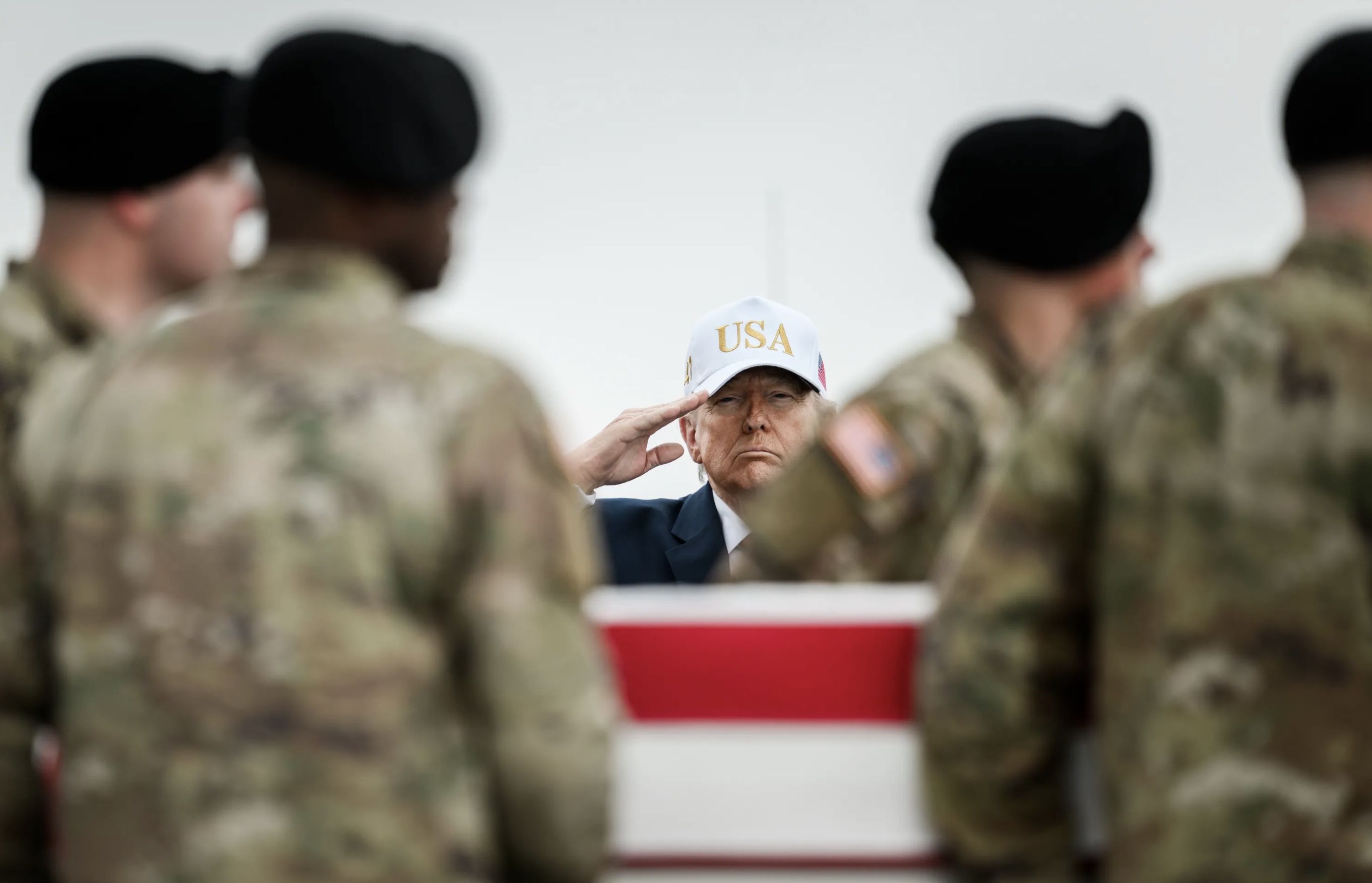 Trump, con tropas estadounidenses. Trump, con tropas estadounidenses.