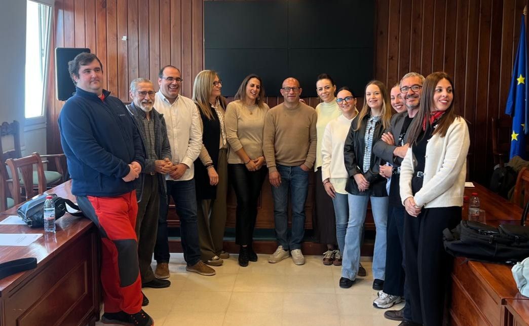 Ana Medina, junto a alcaldes y cargos públicos de IU.