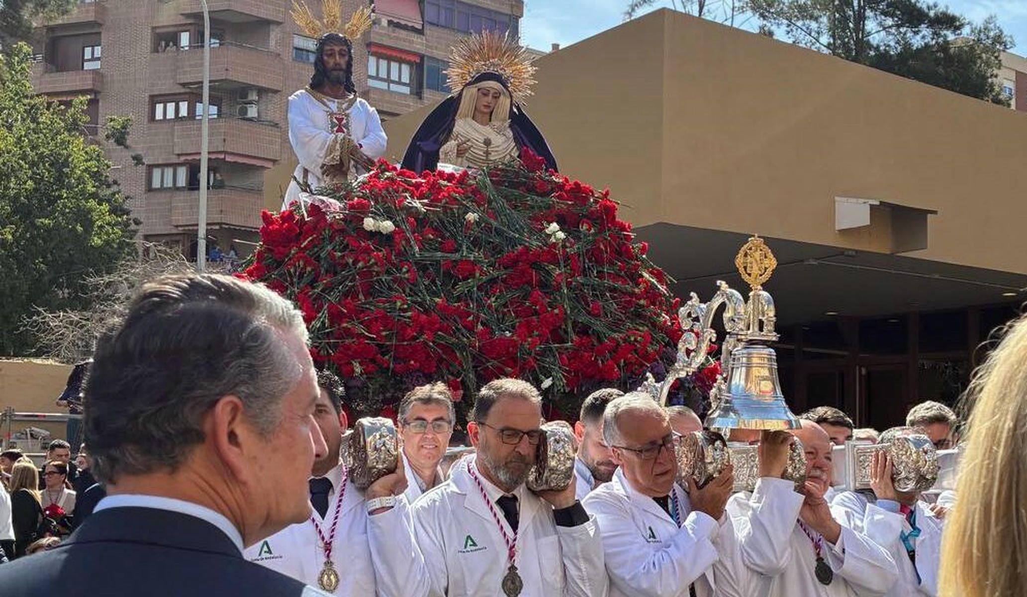 El consejero Antonio Sanz, en el traslado, con Jesús Aguirre portando el trono.