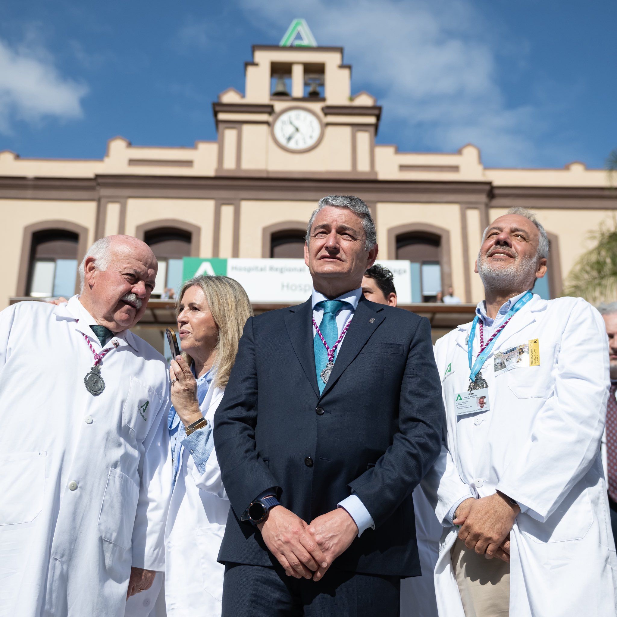 Un momento del traslado, en el Hospital Civil de Málaga.