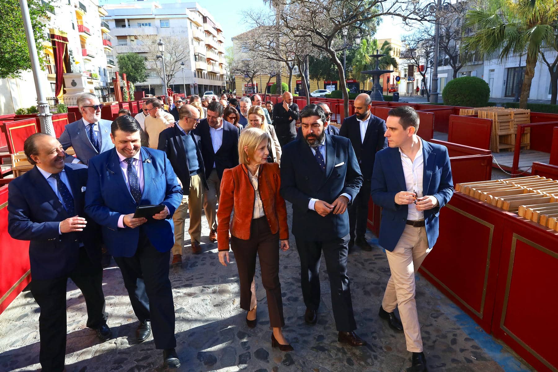 La alcaldesa, en el repaso de los miembros del Cecop en la Carrera Oficial.