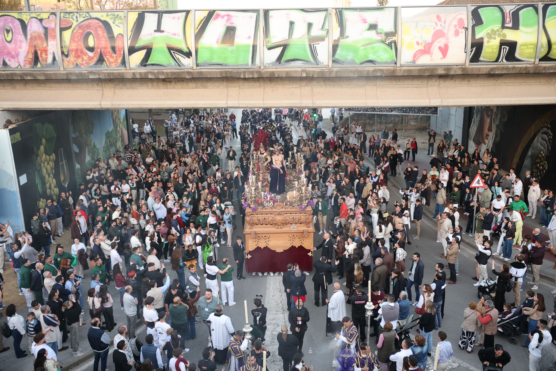 Gran ambiente al paso de Humildad de Barbadillo bajo el puente de María Santísima de la Concepción. 