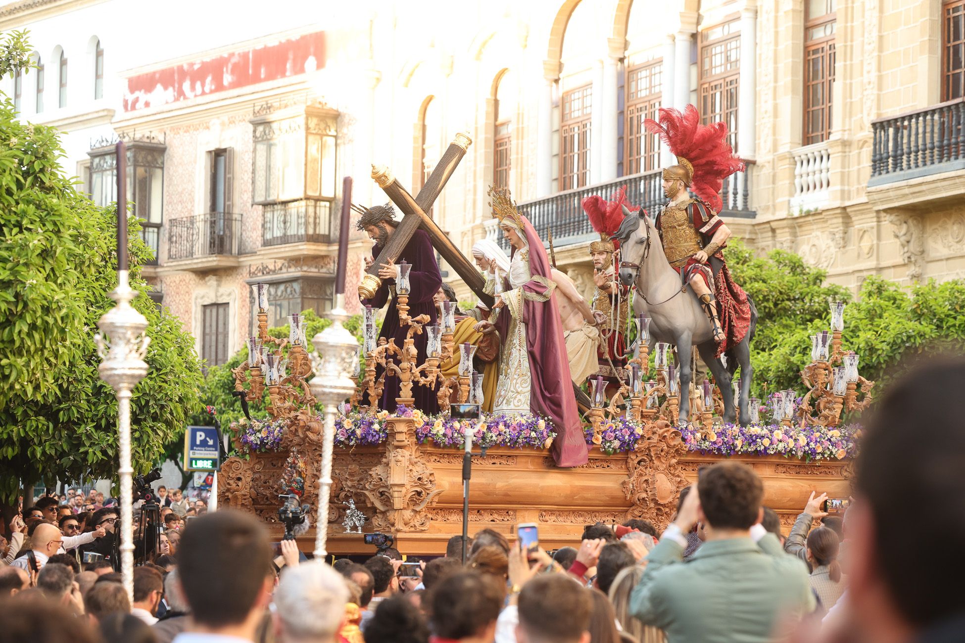 La Entrega, en el centro de Jerez tras su llegada desde Guadalcacín.