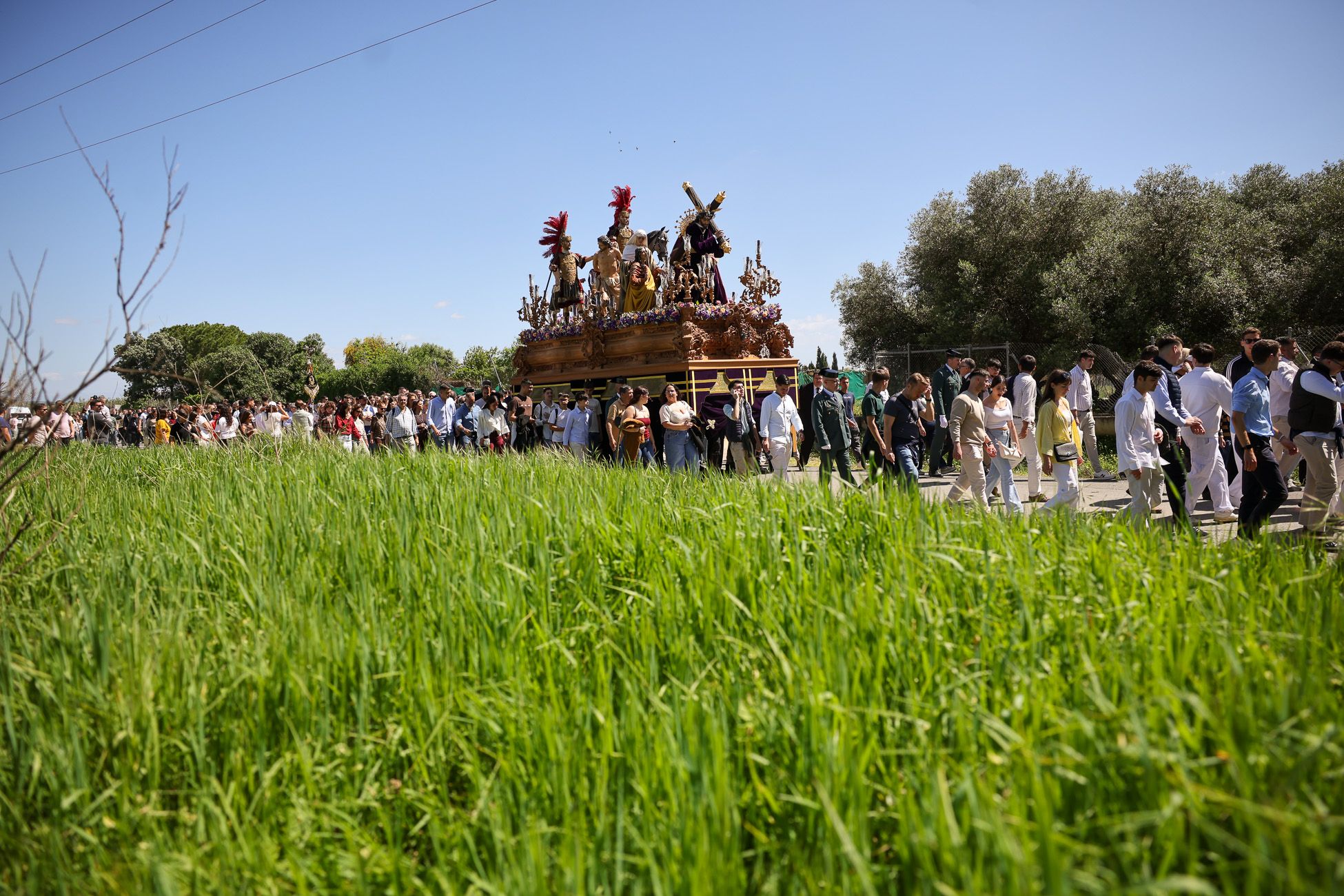 El misterio de La Entrega, cruzando la carretera que une Guadalcacín con San José Obrero. El misterio de La Entrega, cruzando la carretera que une Guadalcacín con San José Obrero.