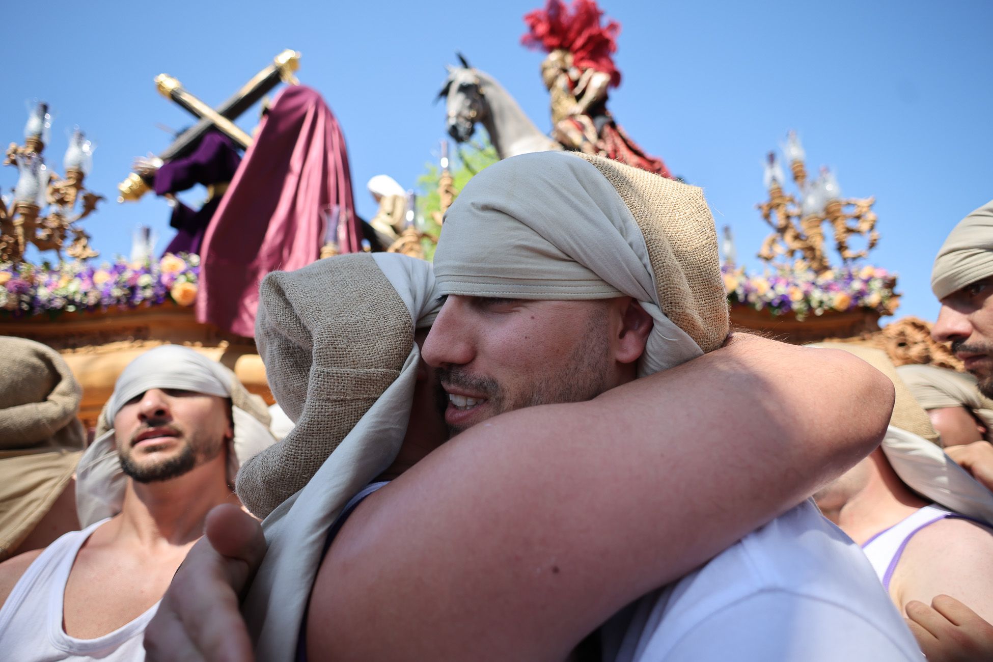 Momentos sentidos entre costaleros. 