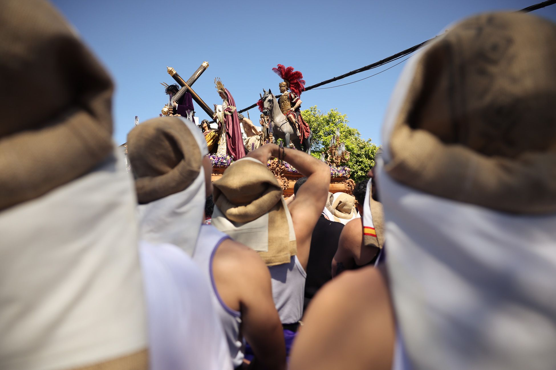 Costaleros de La Entrega, esperando el relevo.
