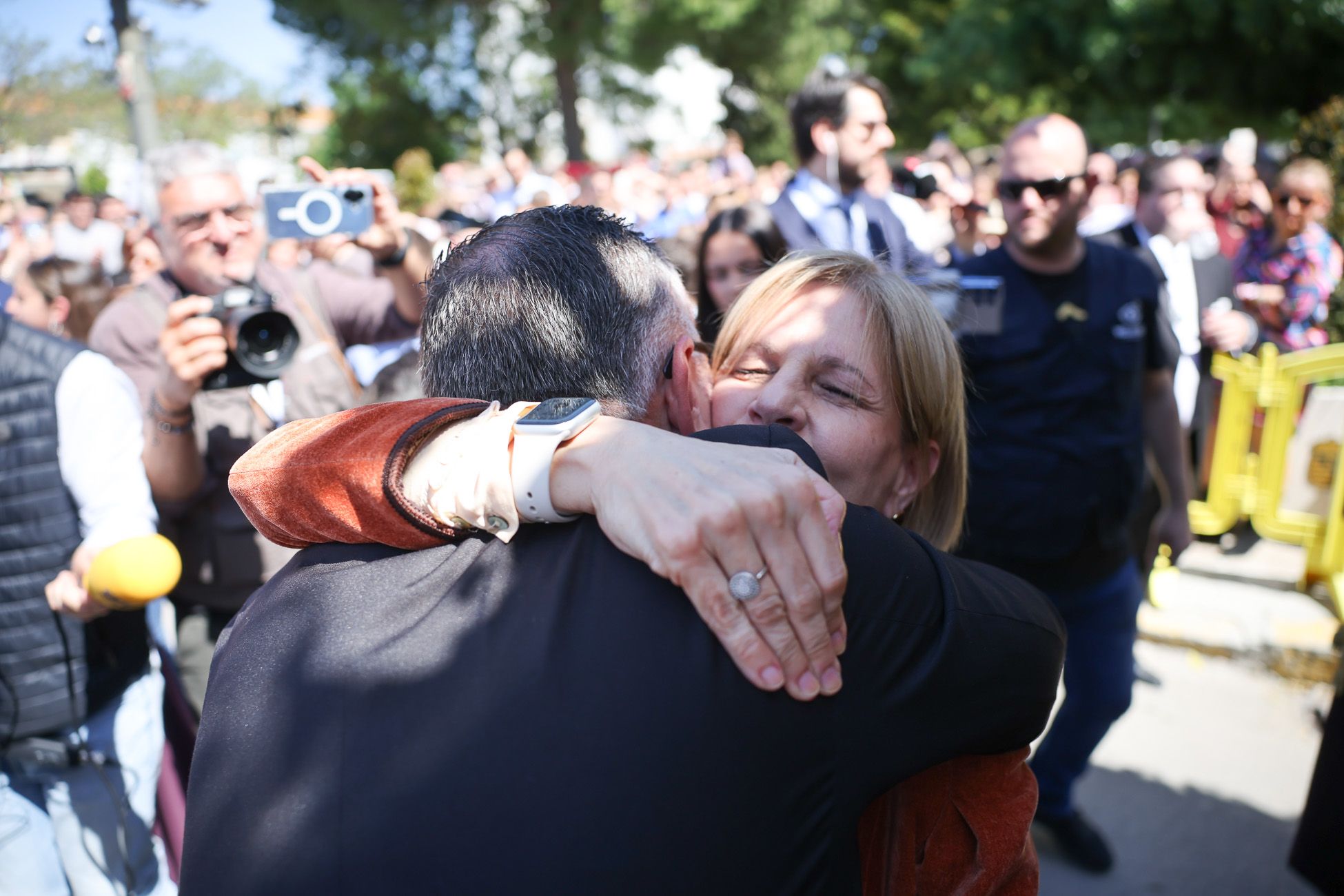 María José García-Pelayo abraza a Tomás Sampalo, tras la levantá en homenaje al padre de la alcaldesa.