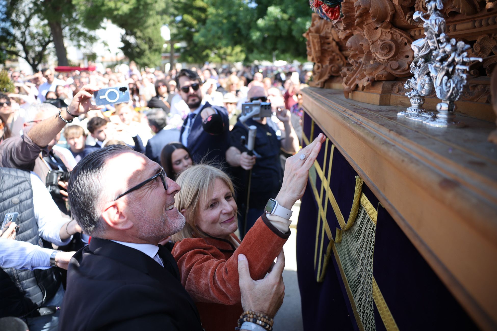 María José García-Pelayo, alcaldesa de Jerez, a punto de tocar el martillo de La Entrega, junto a Tomás Sampalo.