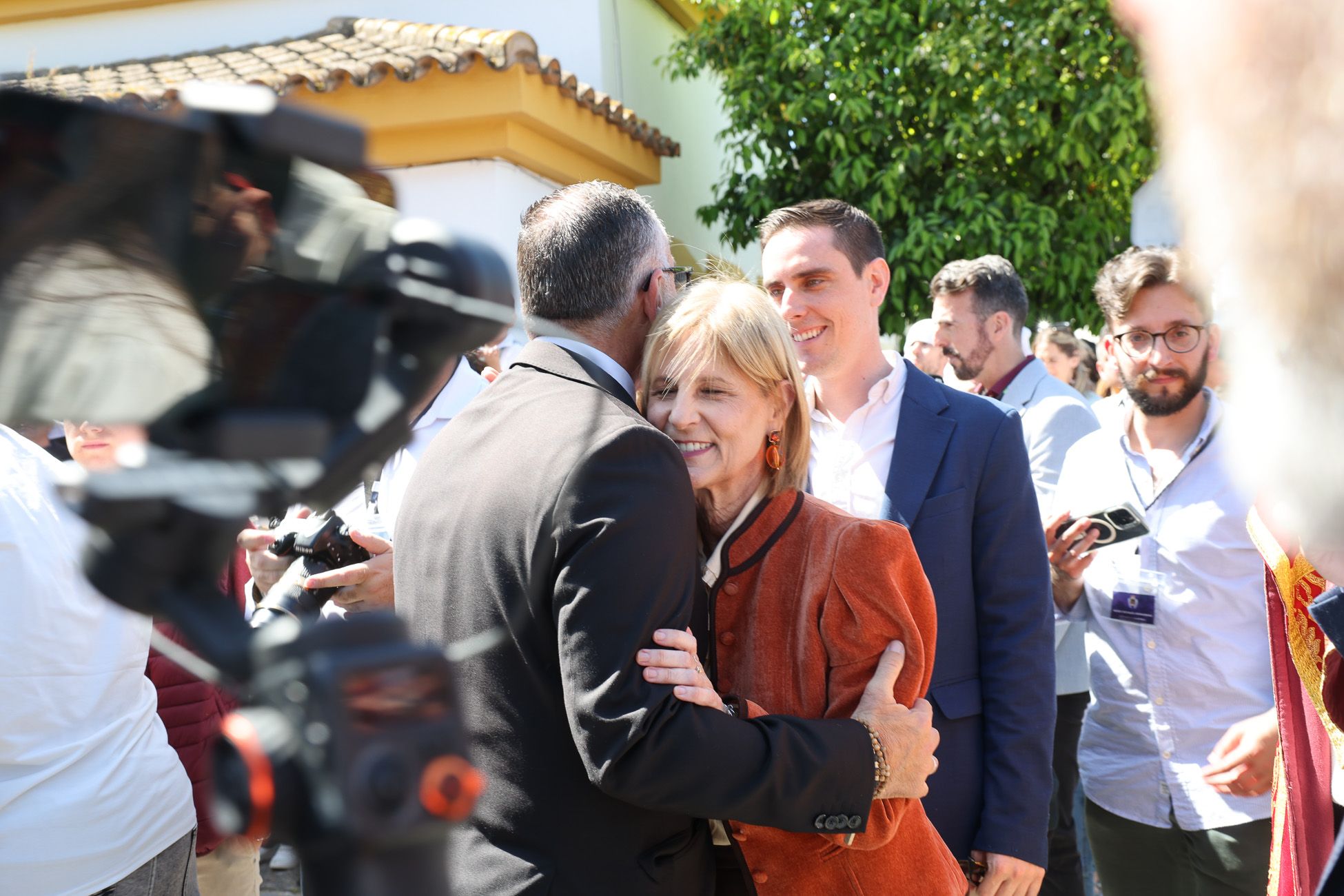 Abrazo entre García-Pelayo y Tomás Sampalo en la procesión de La Entrega. 