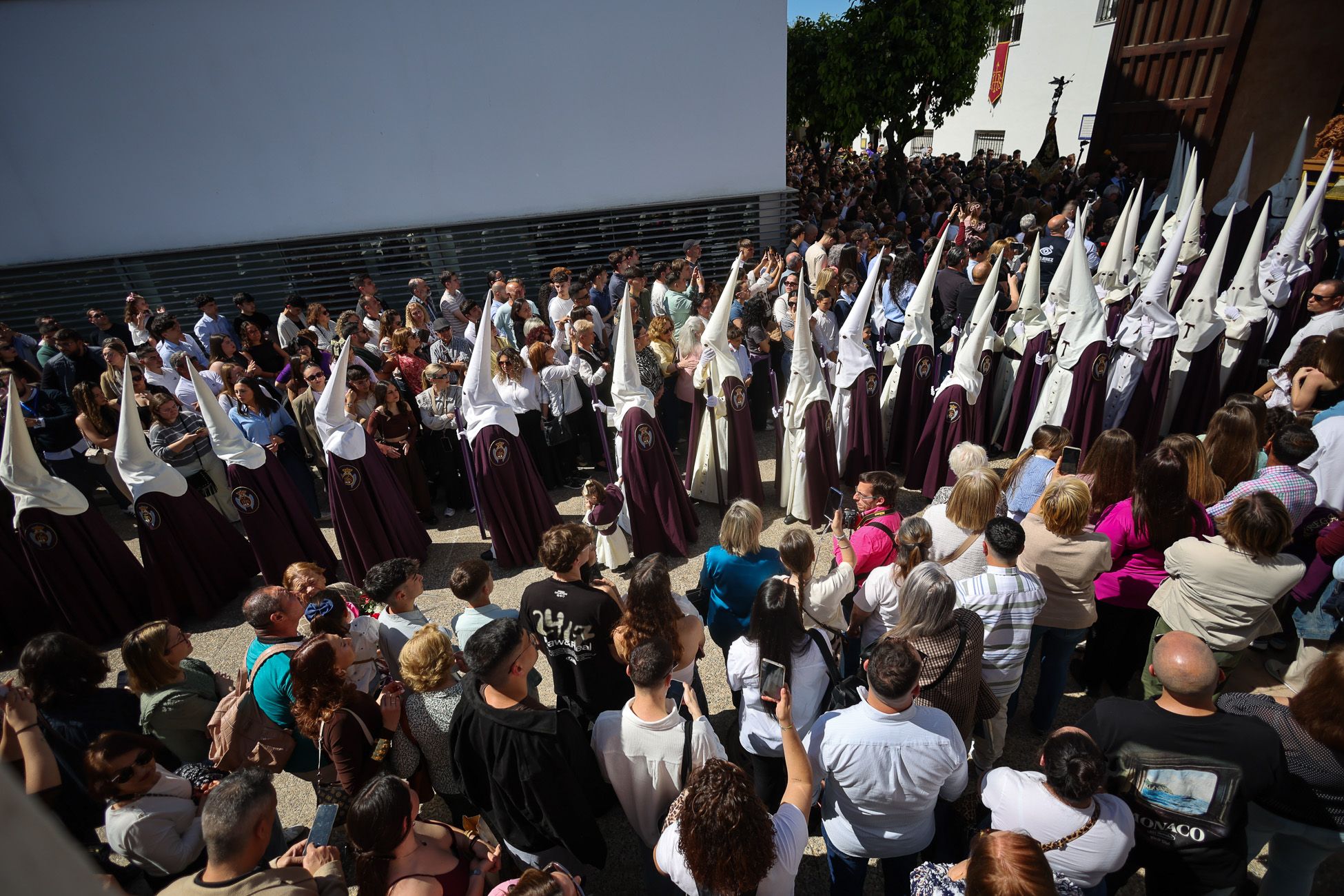 Gran ambiente en Guadalcacín para ver salir a La Entrega. 