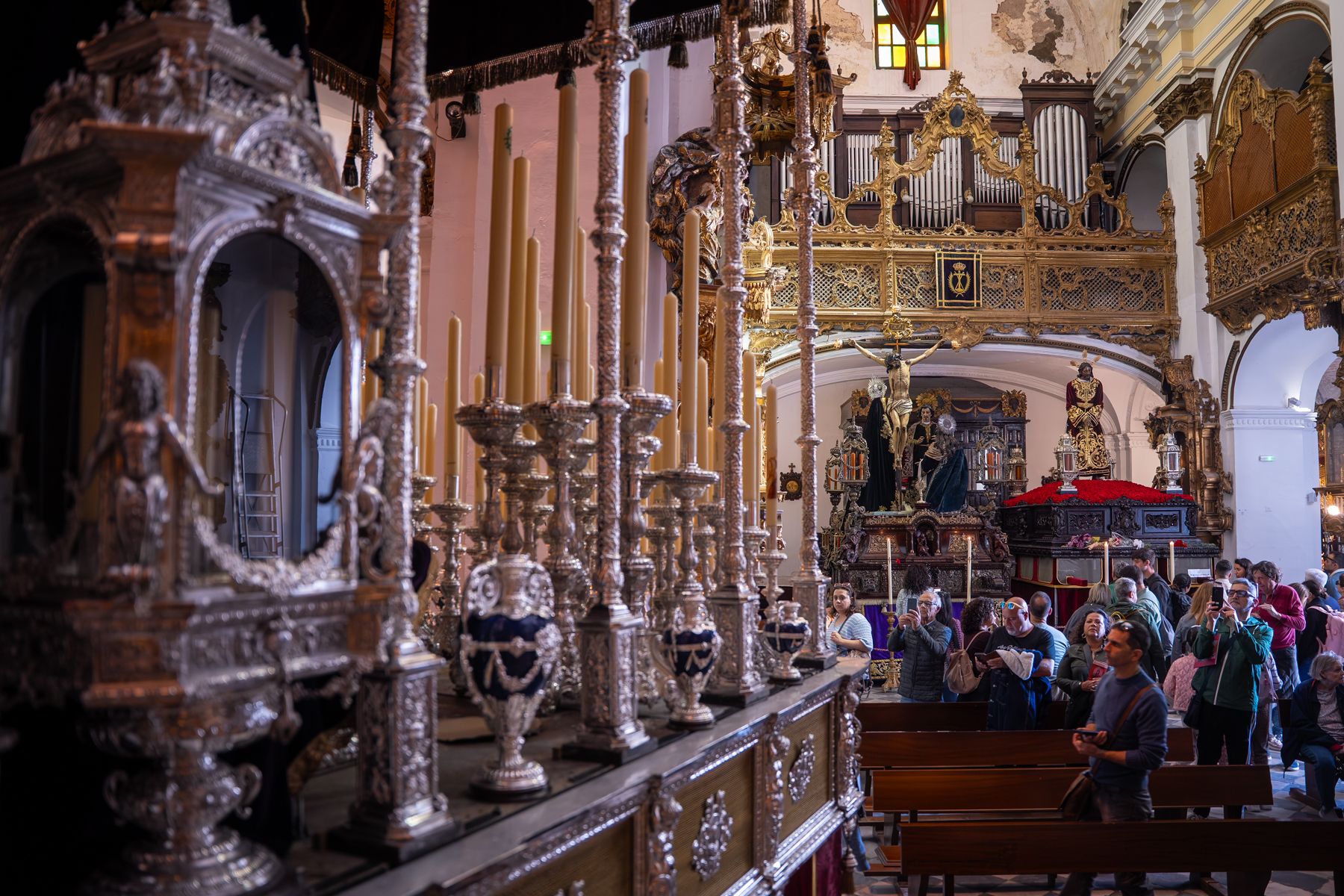 Sábado de Pasión en Cádiz con las cofradías de la Humillación y la Obediencia recorriendo las calles en una jornada histórica, multitudinaria y marcada por la presencia de gaditanos y turistas.