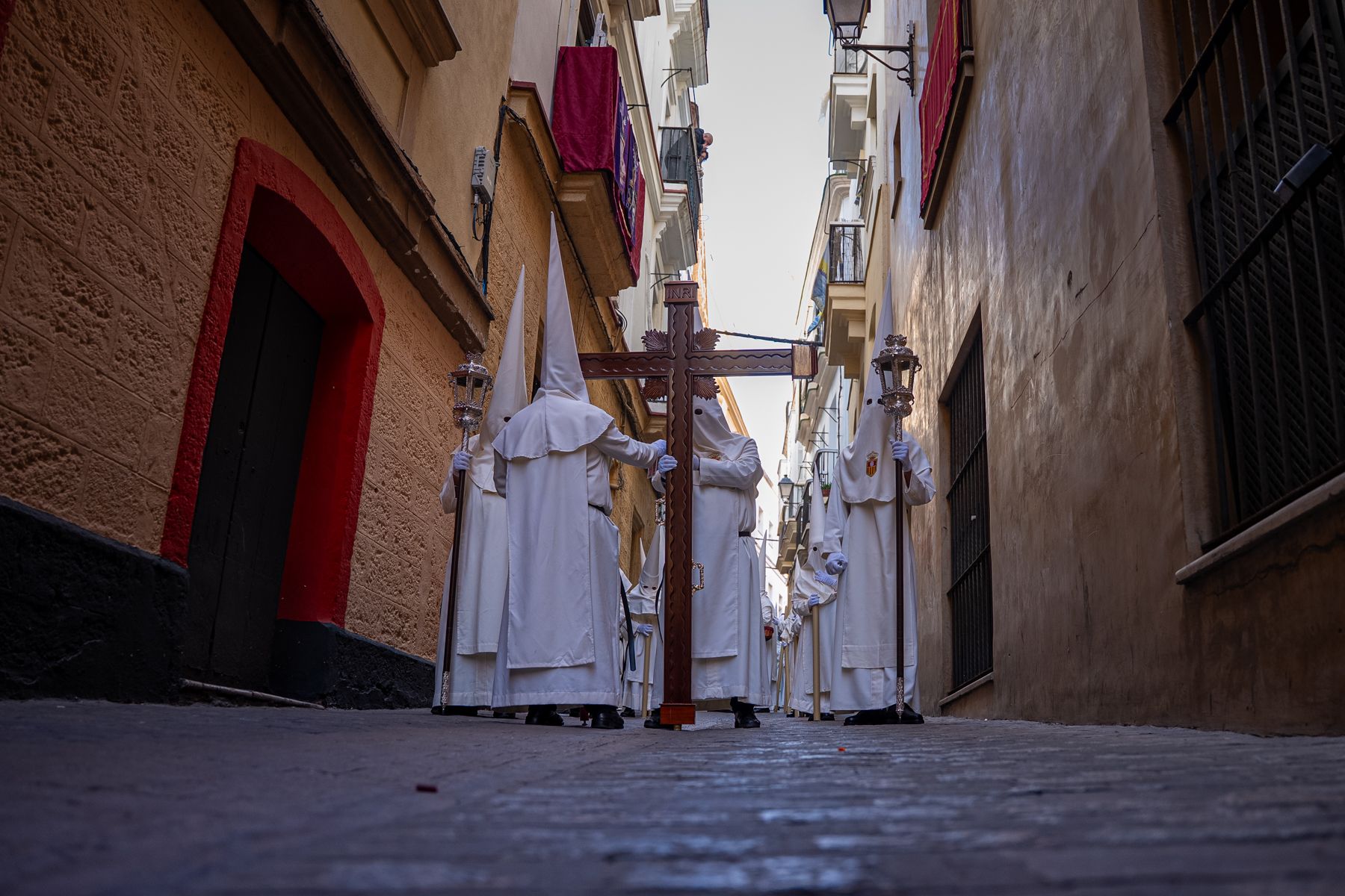 Sábado de Pasión en Cádiz con las cofradías de la Humillación y la Obediencia recorriendo las calles en una jornada histórica, multitudinaria y marcada por la presencia de gaditanos y turistas.