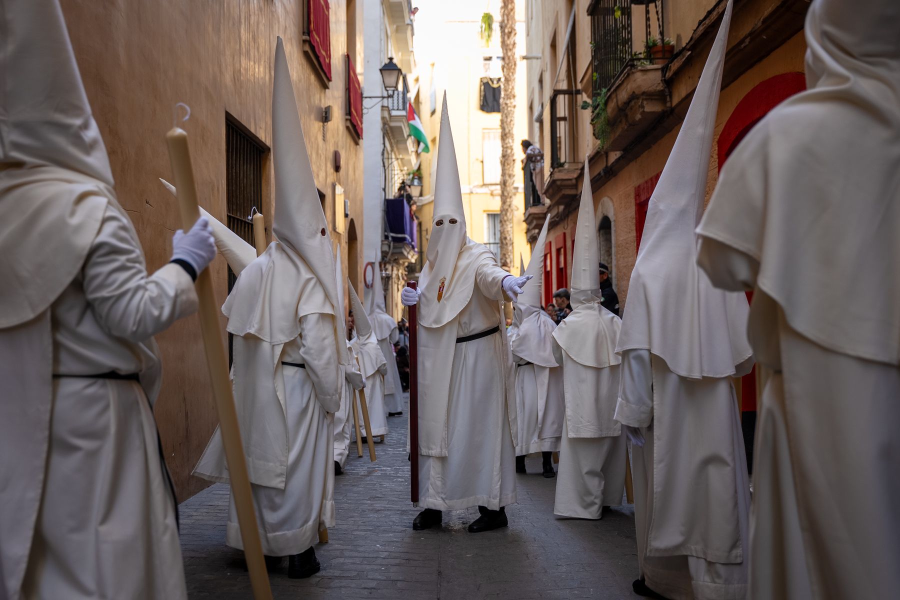 Sábado de Pasión en Cádiz con las cofradías de la Humillación y la Obediencia recorriendo las calles en una jornada histórica, multitudinaria y marcada por la presencia de gaditanos y turistas.