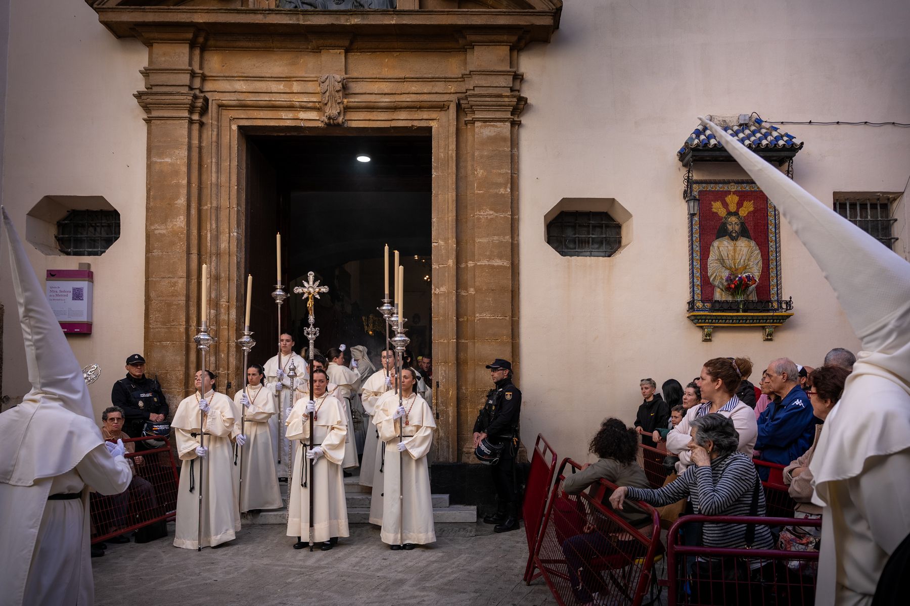 Sábado de Pasión en Cádiz con las cofradías de la Humillación y la Obediencia recorriendo las calles en una jornada histórica, multitudinaria y marcada por la presencia de gaditanos y turistas.