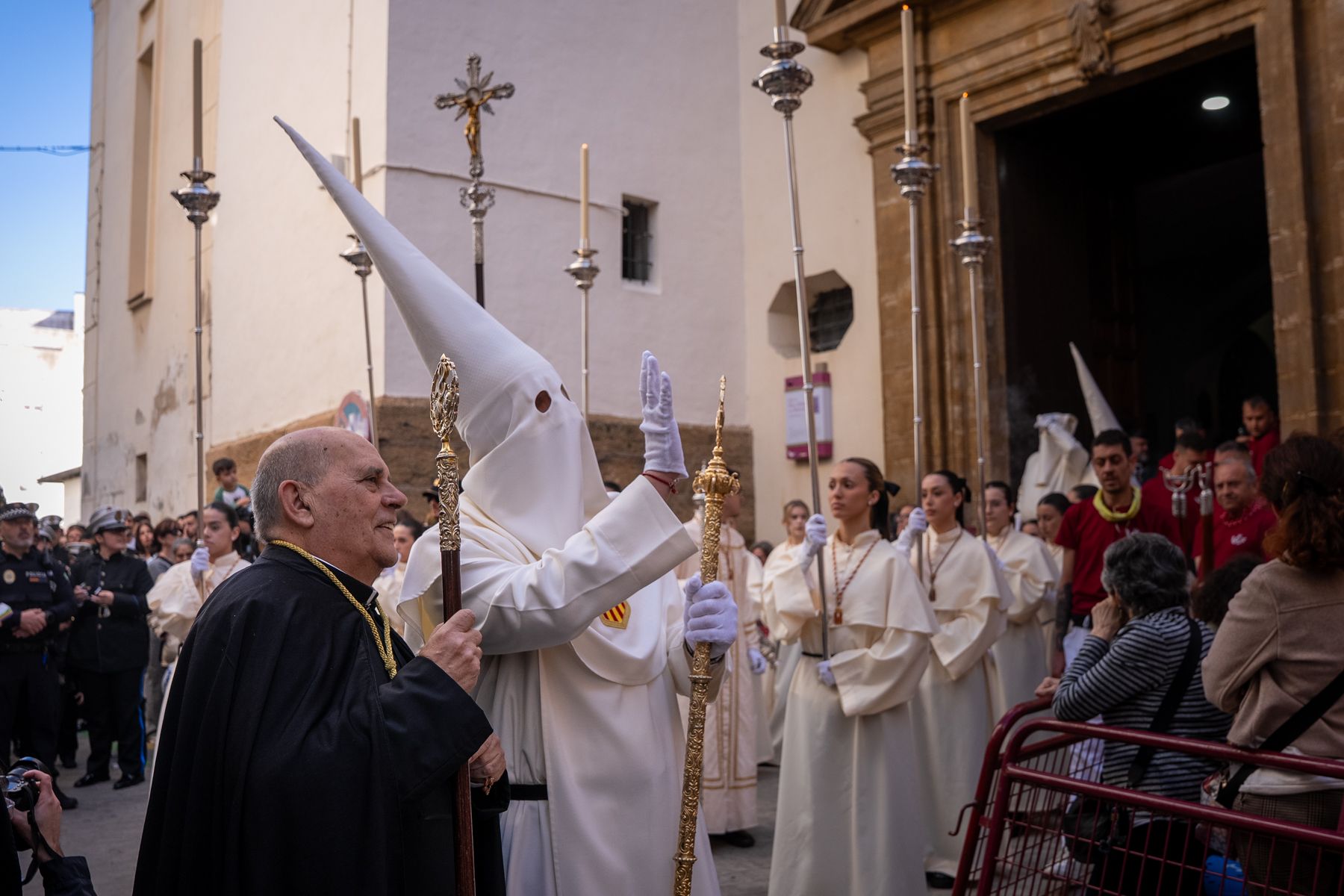 Sábado de Pasión en Cádiz con las cofradías de la Humillación y la Obediencia recorriendo las calles en una jornada histórica, multitudinaria y marcada por la presencia de gaditanos y turistas.