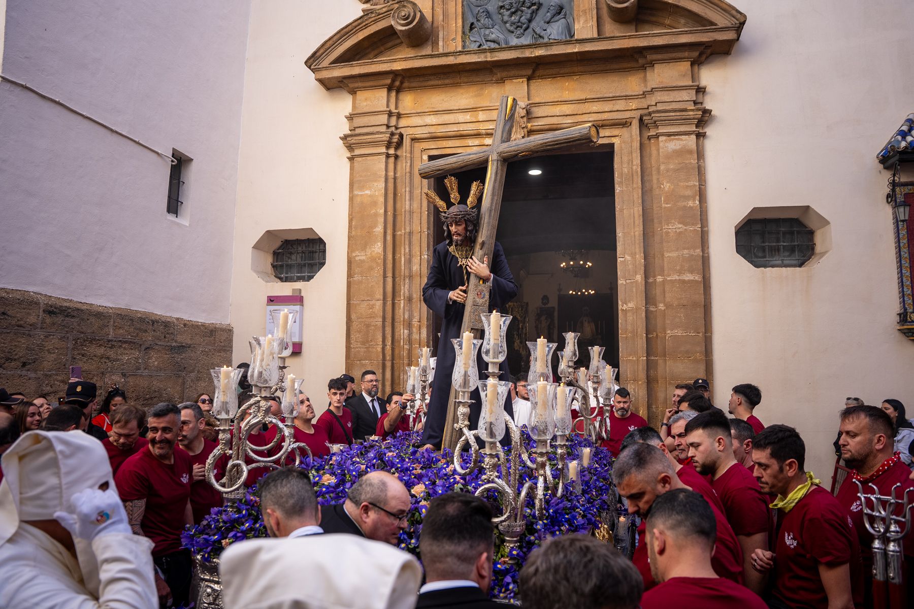 Sábado de Pasión en Cádiz con las cofradías de la Humillación y la Obediencia recorriendo las calles en una jornada histórica, multitudinaria y marcada por la presencia de gaditanos y turistas.