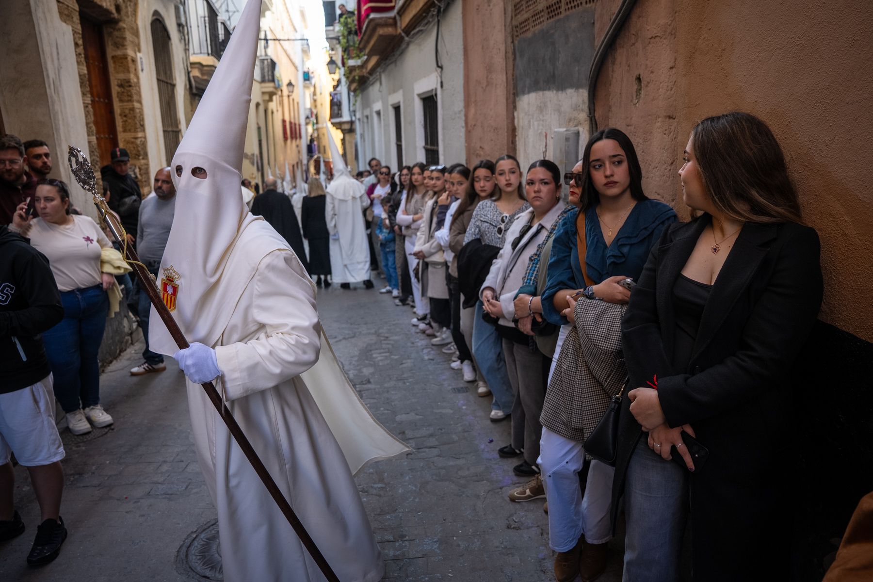 Sábado de Pasión en Cádiz con las cofradías de la Humillación y la Obediencia recorriendo las calles en una jornada histórica, multitudinaria y marcada por la presencia de gaditanos y turistas.