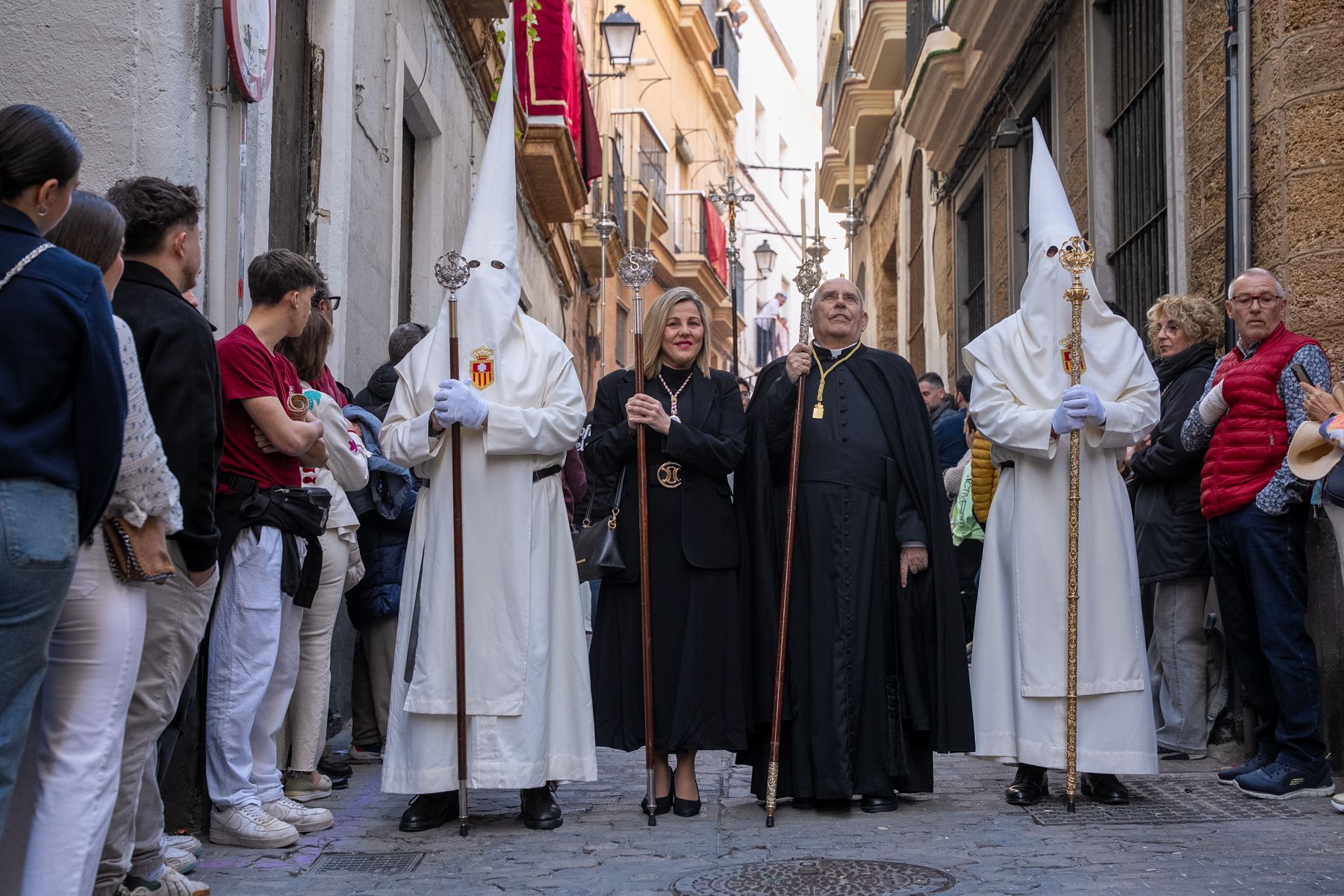 Sábado de Pasión en Cádiz con las cofradías de la Humillación y la Obediencia recorriendo las calles en una jornada histórica, multitudinaria y marcada por la presencia de gaditanos y turistas.