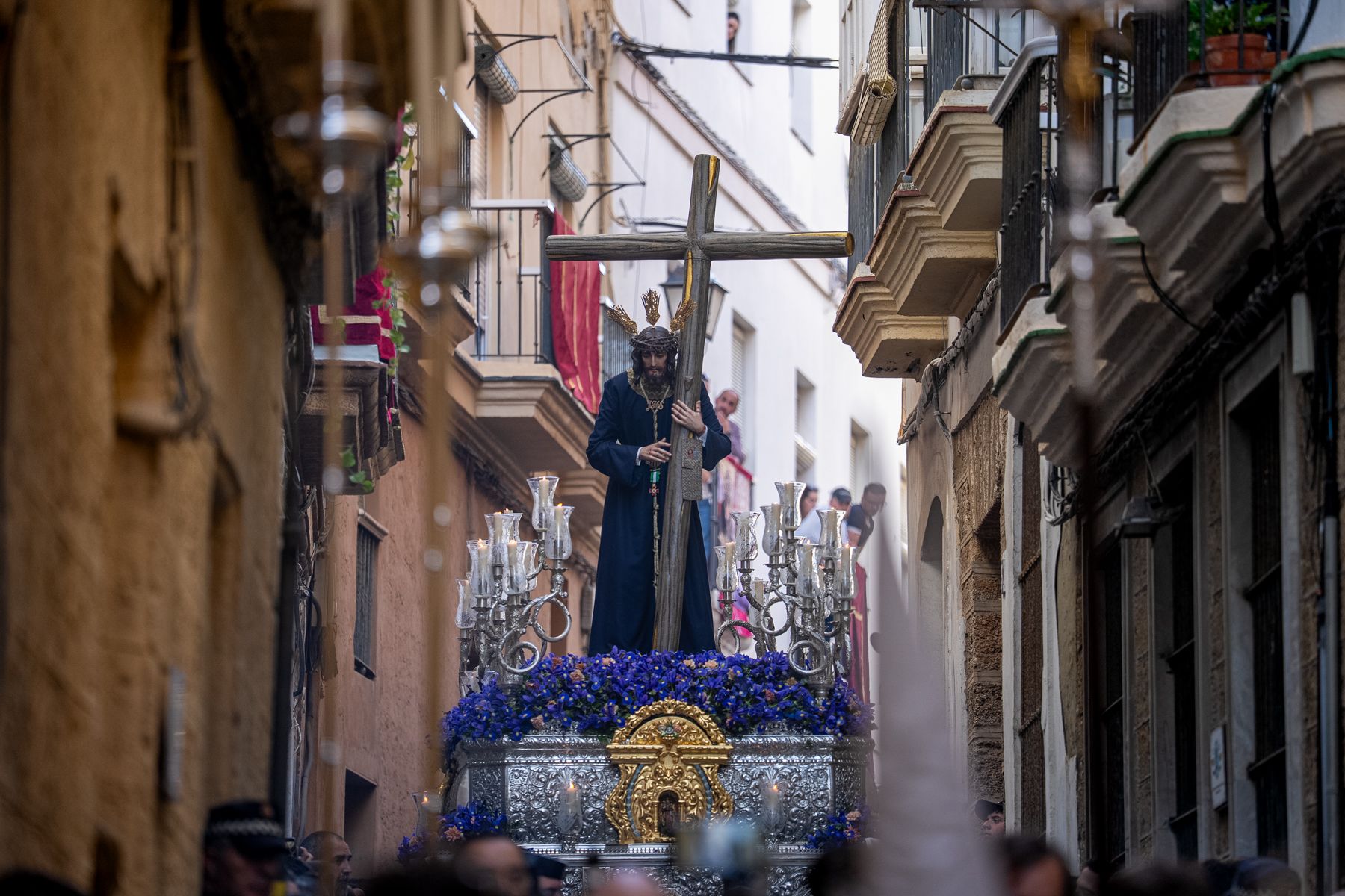 Sábado de Pasión en Cádiz con las cofradías de la Humillación y la Obediencia recorriendo las calles en una jornada histórica, multitudinaria y marcada por la presencia de gaditanos y turistas.