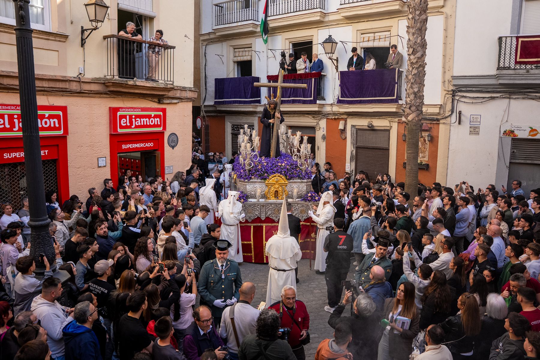 Sábado de Pasión en Cádiz con las cofradías de la Humillación y la Obediencia recorriendo las calles en una jornada histórica, multitudinaria y marcada por la presencia de gaditanos y turistas.