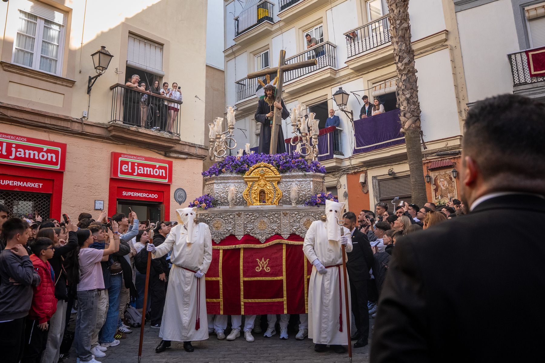 Sábado de Pasión en Cádiz con las cofradías de la Humillación y la Obediencia recorriendo las calles en una jornada histórica, multitudinaria y marcada por la presencia de gaditanos y turistas.
