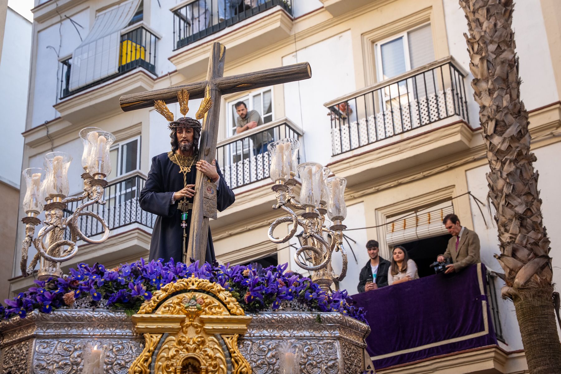 Sábado de Pasión en Cádiz con las cofradías de la Humillación y la Obediencia recorriendo las calles en una jornada histórica, multitudinaria y marcada por la presencia de gaditanos y turistas.